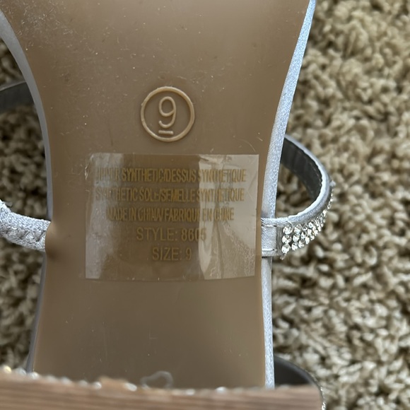 Silver Heels - Picture 7 of 7